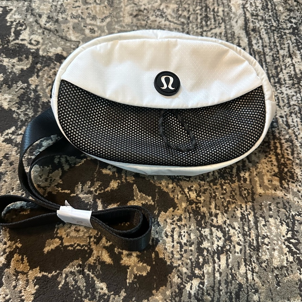 Lululemon Take It On Belt Bag white/black new with tags
